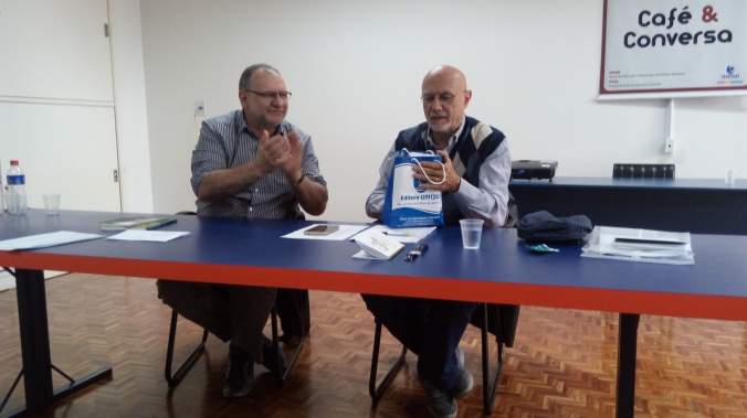 Giuseppe Tosi recebe do programa publicações da Editora Unijuí